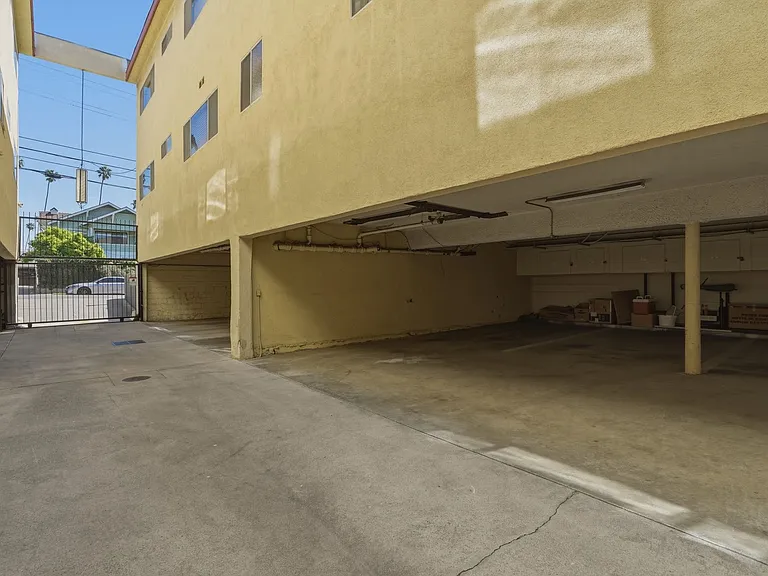 1827 N Van Ness Ave — Photo 3