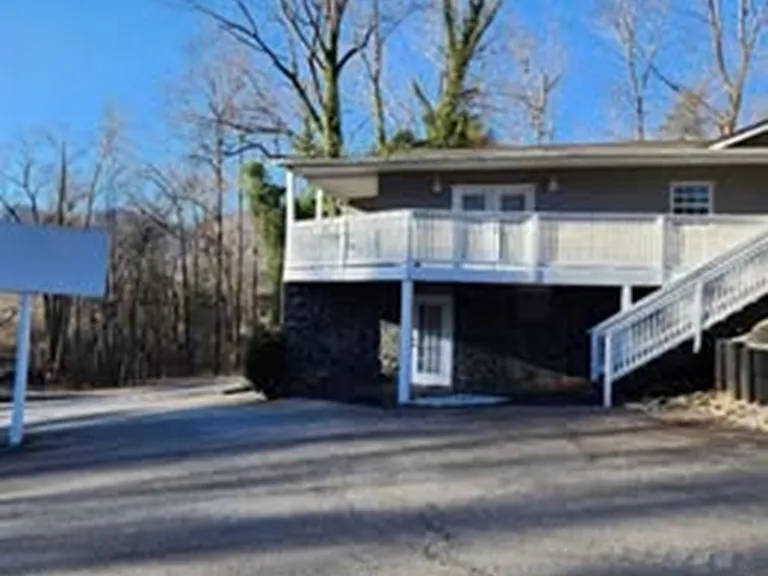 1840 Memorial Hwy — Photo 2