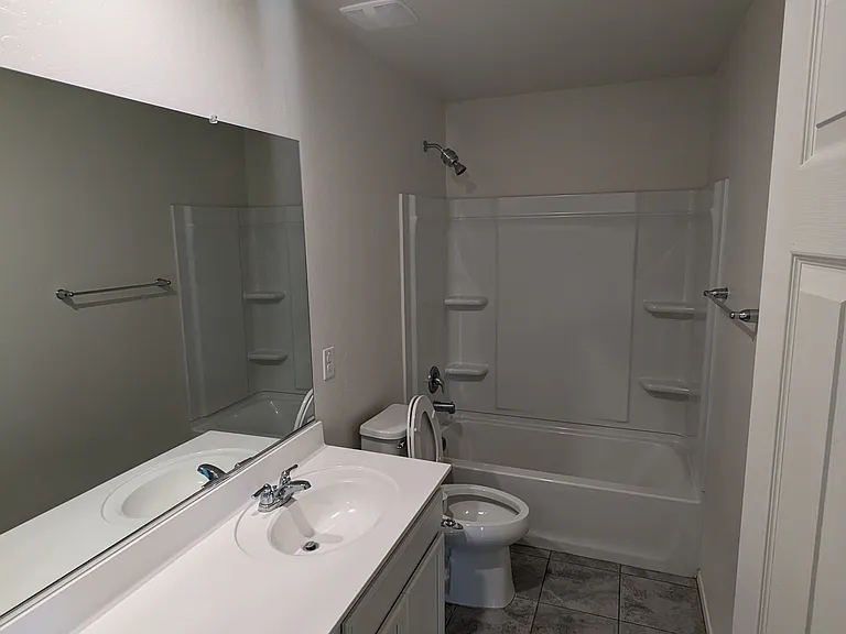 47 E Constitution Dr — Photo 27