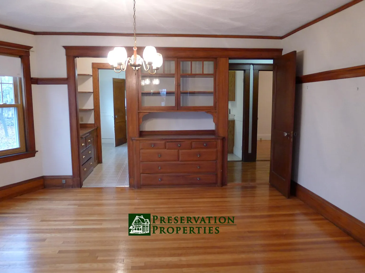 136 Nichols Ave — Photo 2