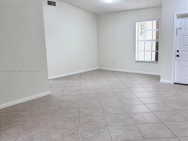 821 W Beckley Sq — Photo 4