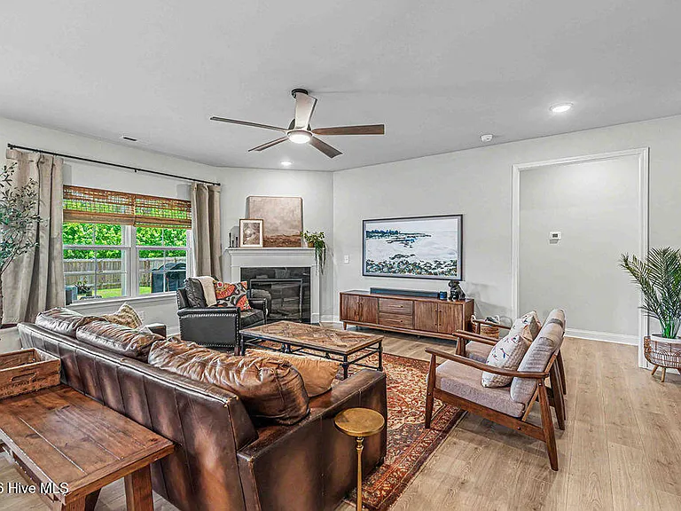 702 Greenwich Pl — Photo 6