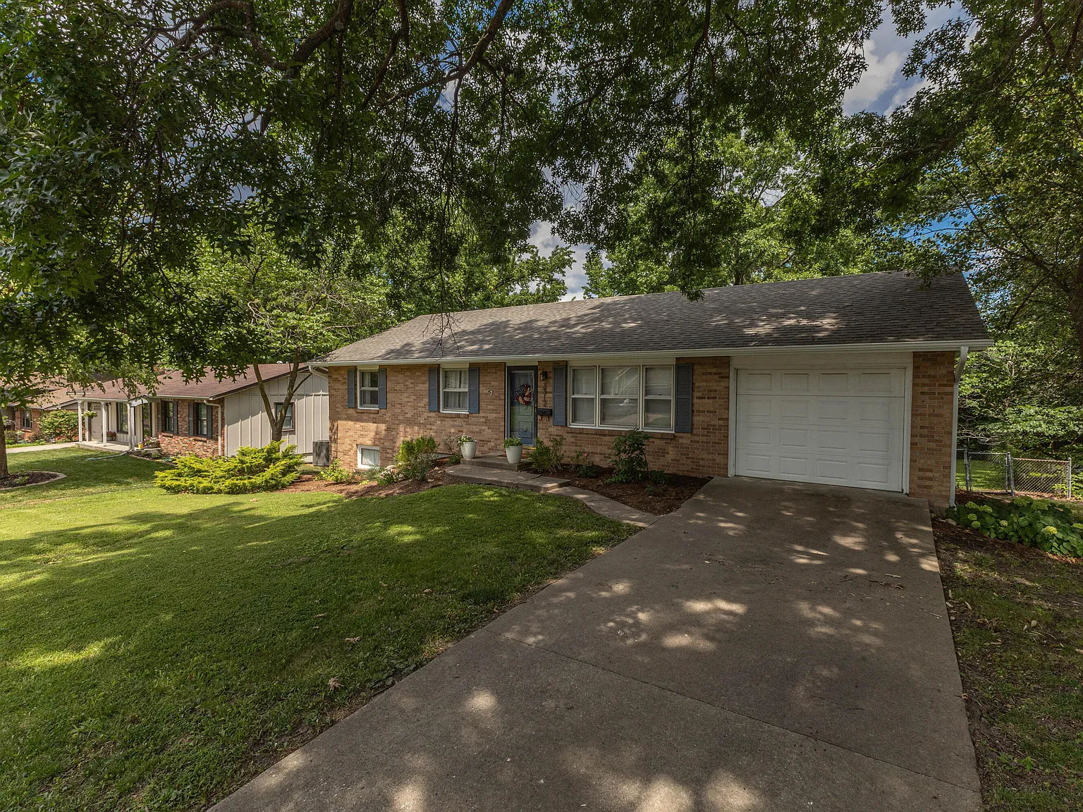 5 bed, 2.5 bath, 2296 sqft, $2,000 — Photo 4