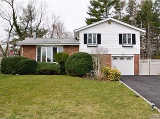 4 Harwood Dr W, Glen Cove, NY 11542