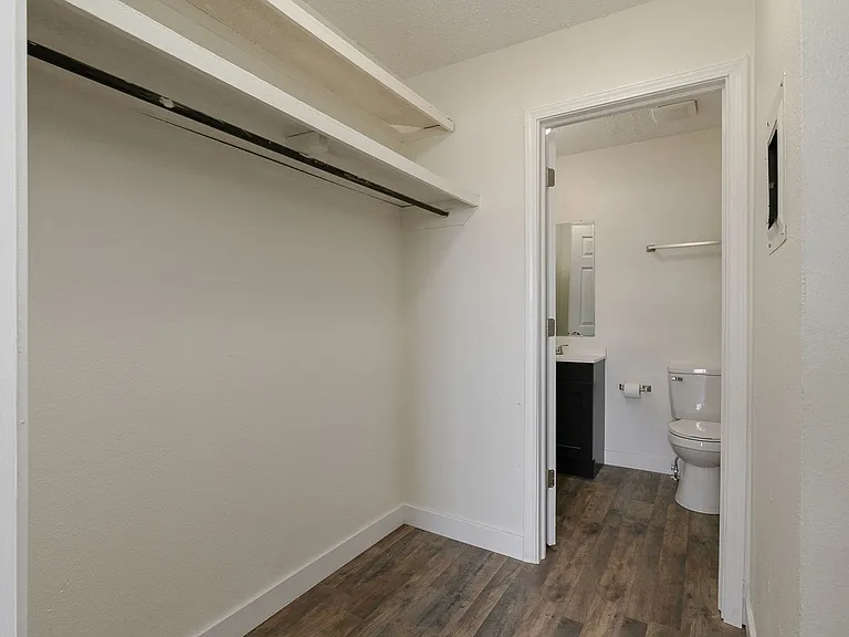 733 W College St #B — Photo 13