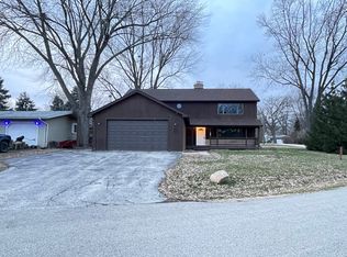 3919 W Lake Shore Dr, Wonder Lake, IL 60097