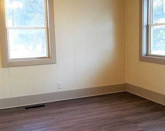 3rd image of 2020 Metropolitan St