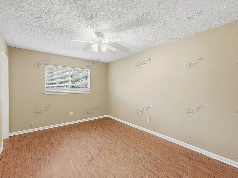 207 Evelyn St — Photo 12