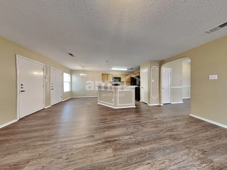 605 Woodlands Mnr — Photo 6