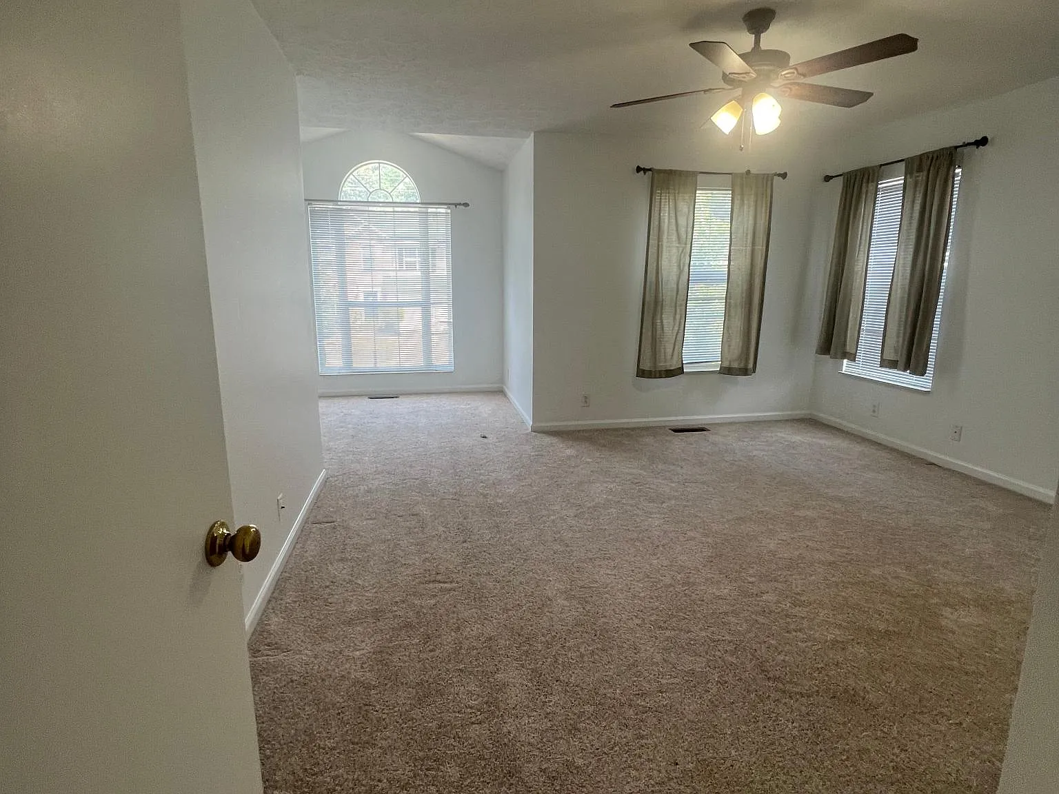 3 bed, 2.5 bath, 1933 sqft, $2,600 — Photo 4