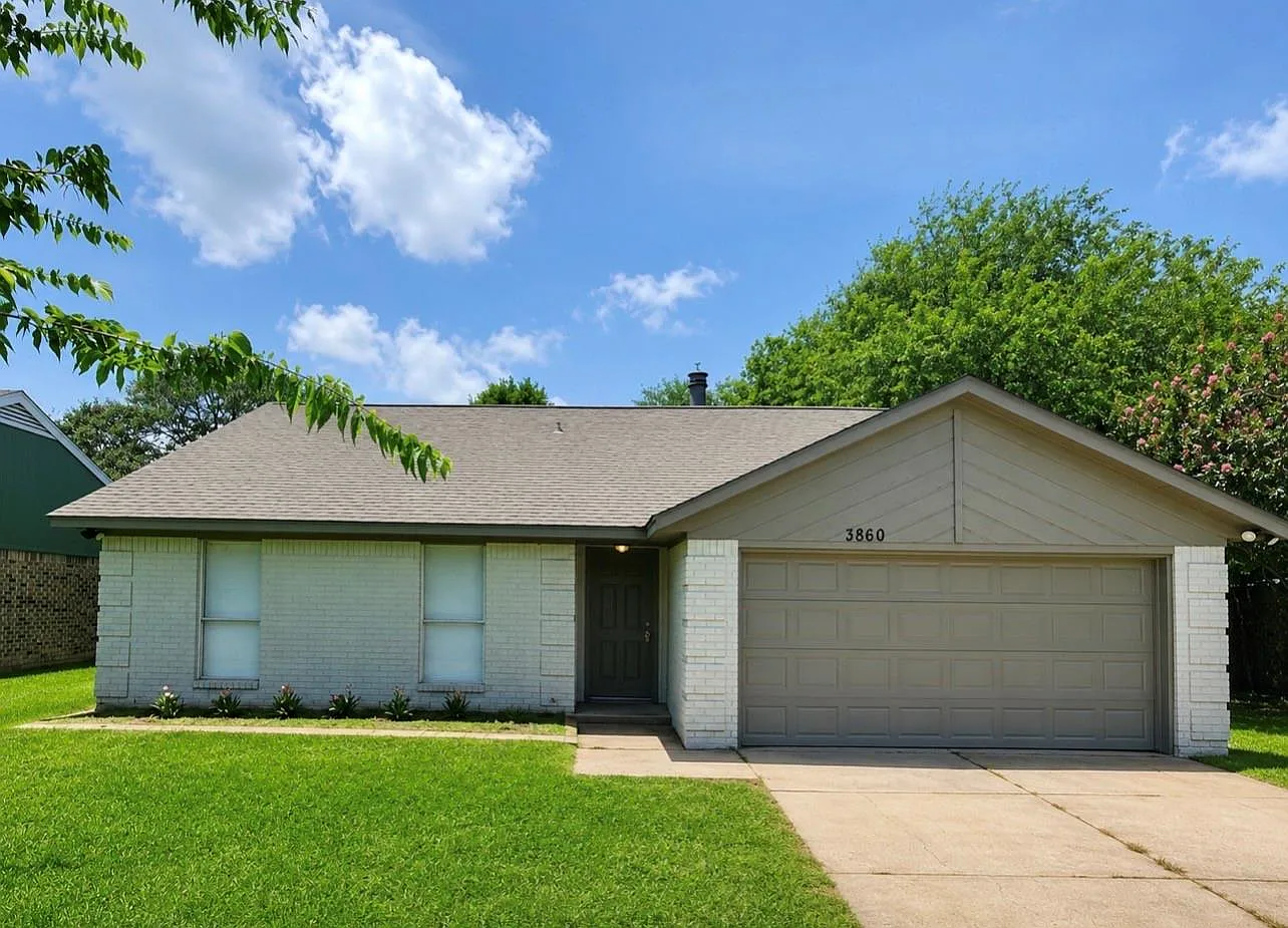 3 bed, 2.0 bath, 1399 sqft, $2,000 — Photo 1