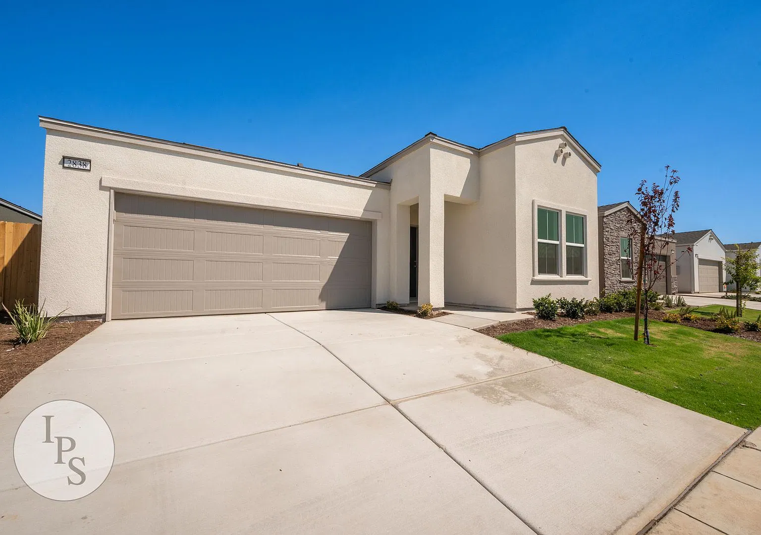 Southeast Fresno Home 4 Bedrooms + Owned Solar & Battery Backup in CUSD — Photo 3