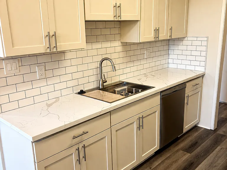 The Crestmoor Apartments — Photo 11
