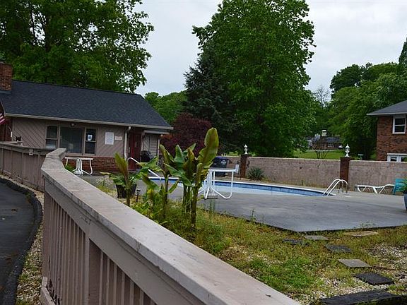2nd image of 405 Eastley Ct