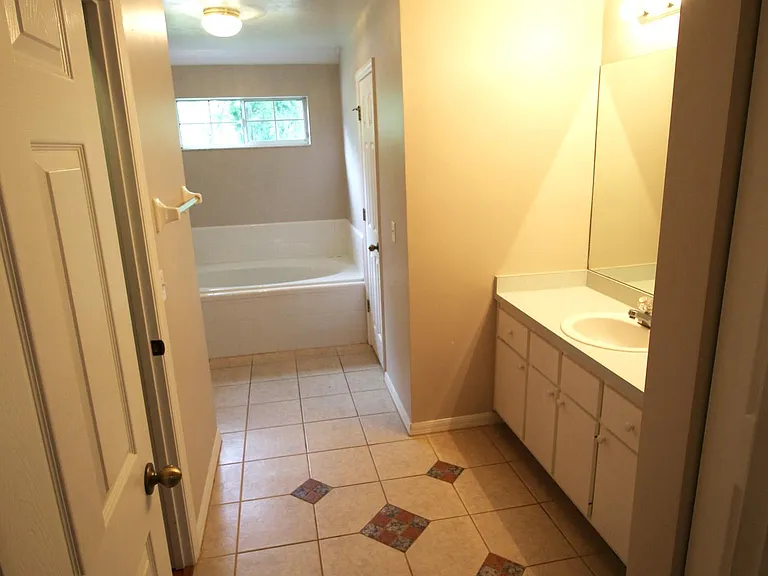 S7713-12 - Bathroom #1 Master View 1