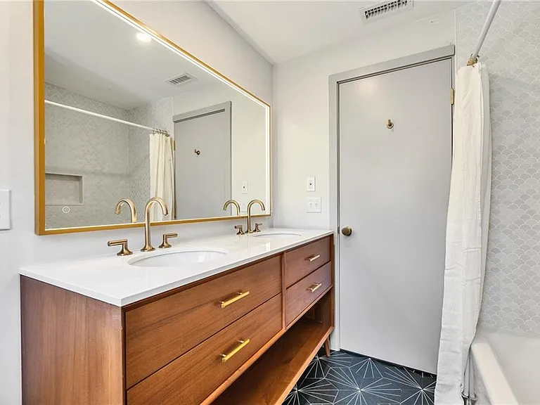 2717 Commodore Oliver Hazard Perry Hwy #H — Photo 33