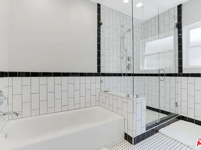 5907 Jumilla Ave — Photo 27
