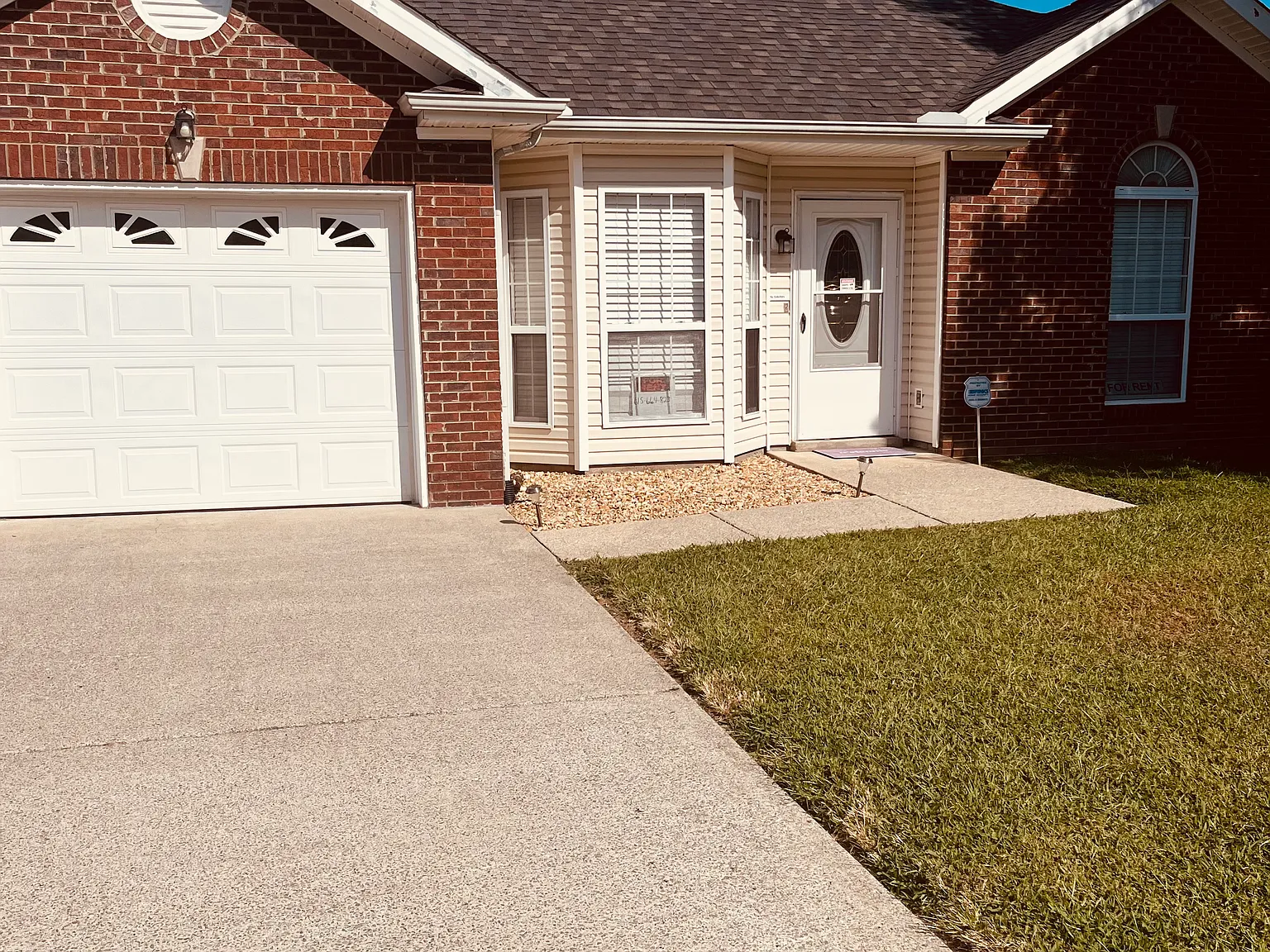3 bed, 1100 sqft, $2,200 — Photo 2