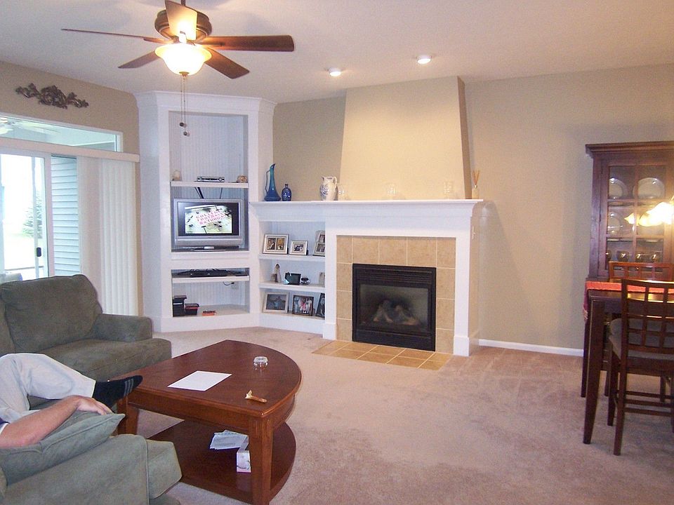 Great Room w/frpl 