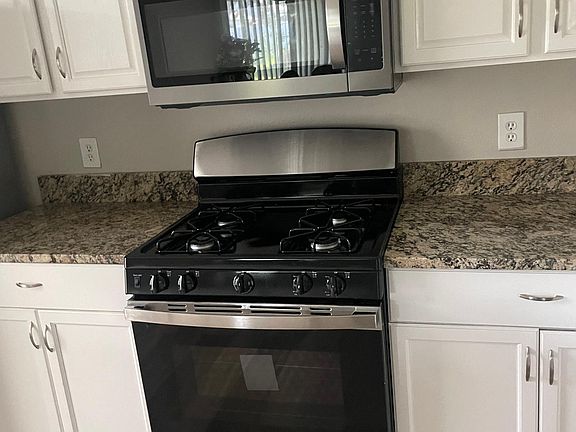 5th image of 1479 Surrey Park Dr