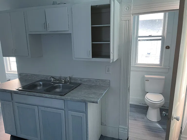 2431 Fox Ave — Photo 4