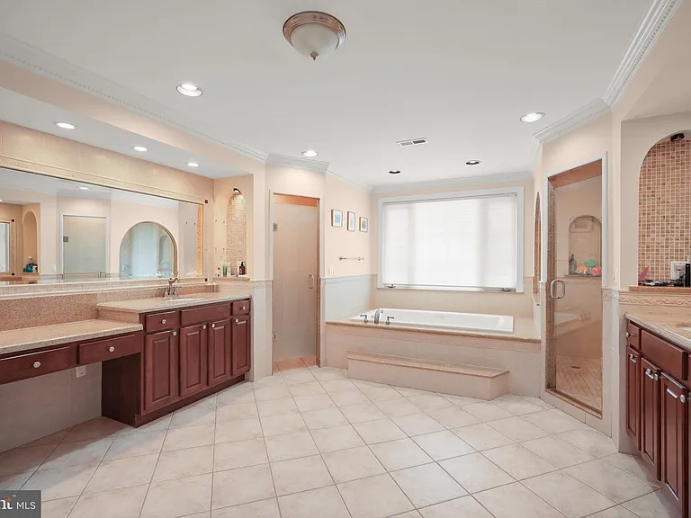 9809 Hall Rd — Photo 30