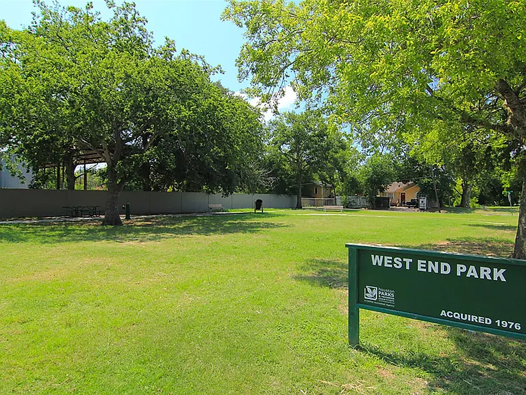 3824 Centerplaza Dr — Photo 12