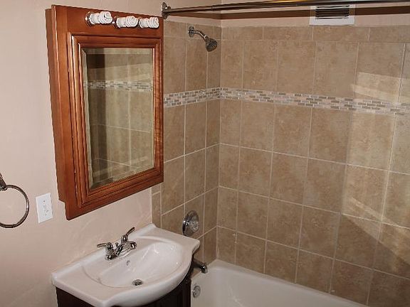 4th image of 427 N Humphrey Ave APT D3