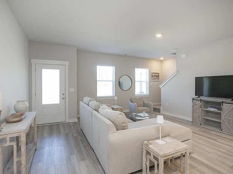 517 Swanholme Dr — Photo 7