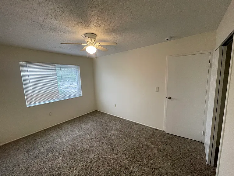 Royal Oaks Apartments — Photo 3