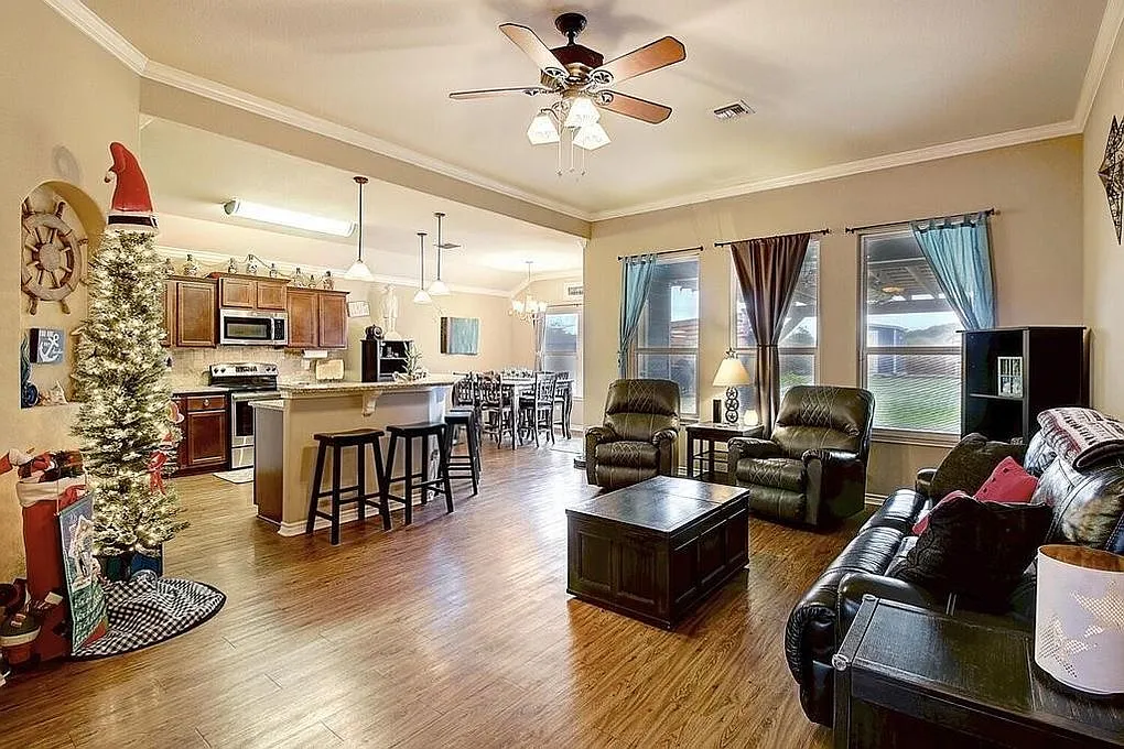 3 bed, 1824 sqft, $2,500 — Photo 3