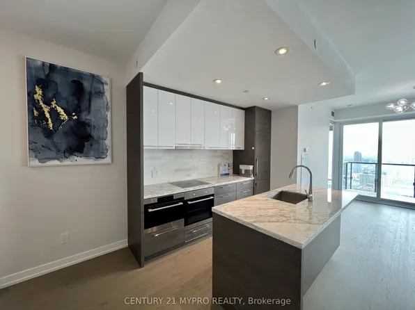 488 University Ave, Toronto, ON