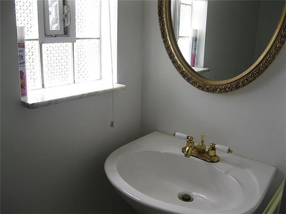 3rd image of 409 Winterset Dr