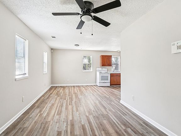 3rd image of 206 Sunset Dr