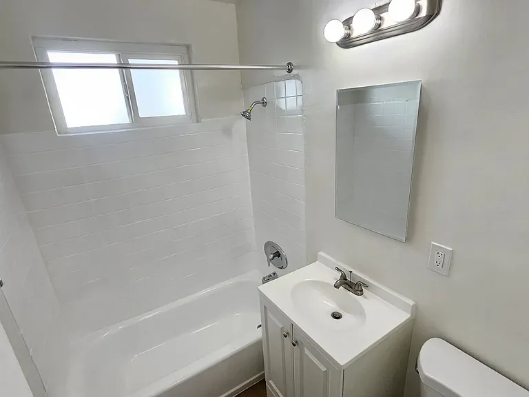 1375 W 20th St #1 — Photo 5