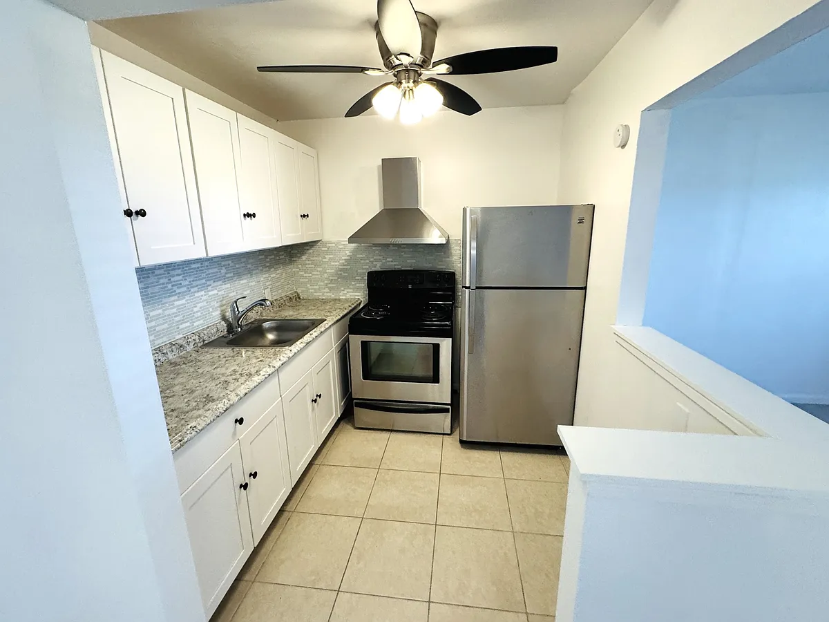 Building Photo - 138 Fanshaw D #D