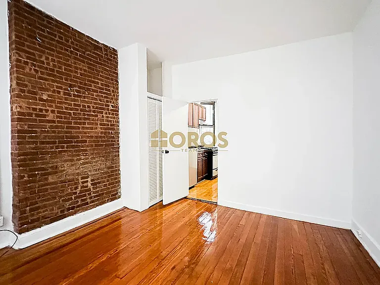 324 E 13th St #12 — Photo 2