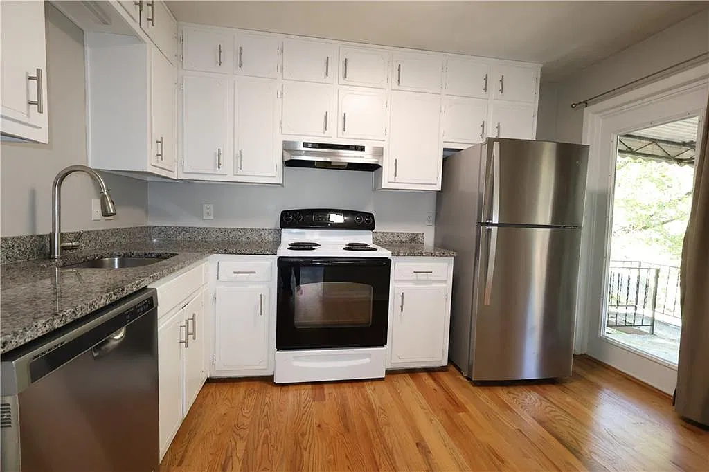 2 bed, 1.0 bath, $1,600 — Photo 4