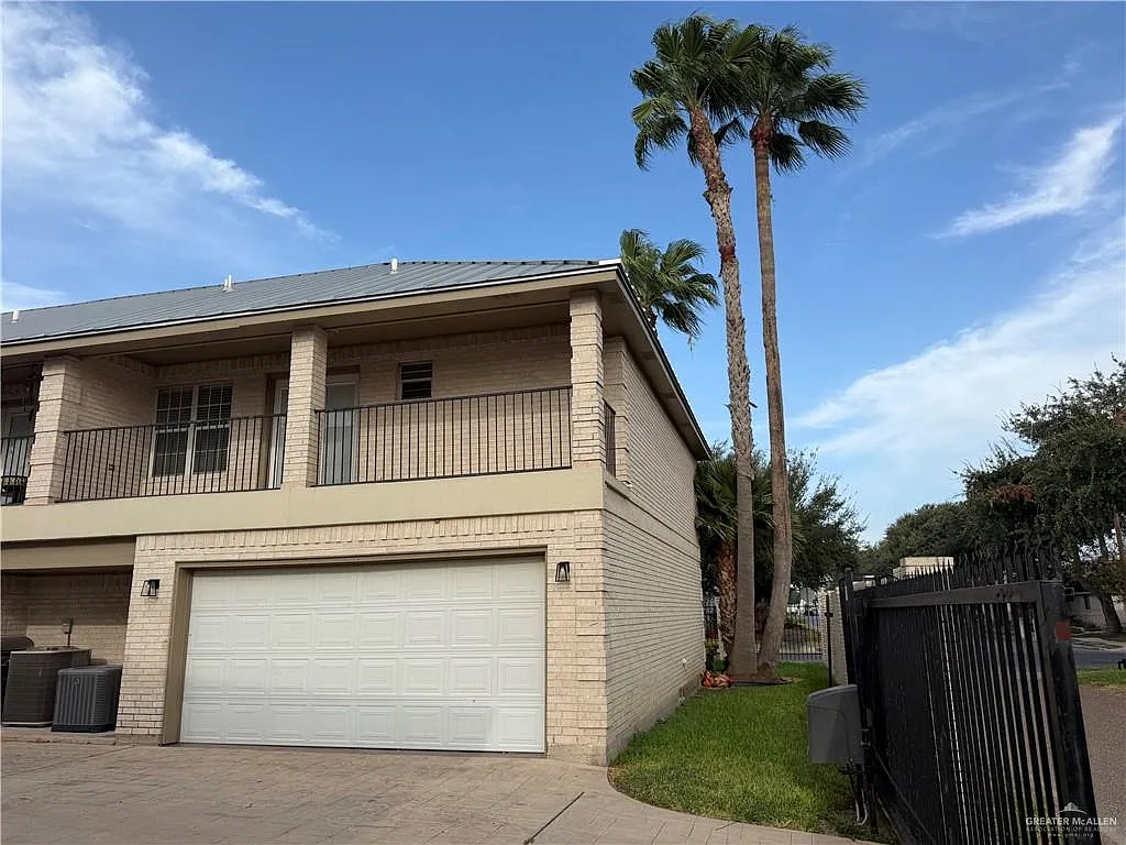 3 bed, 2.5 bath, 1300 sqft, $1,300 — Photo 2