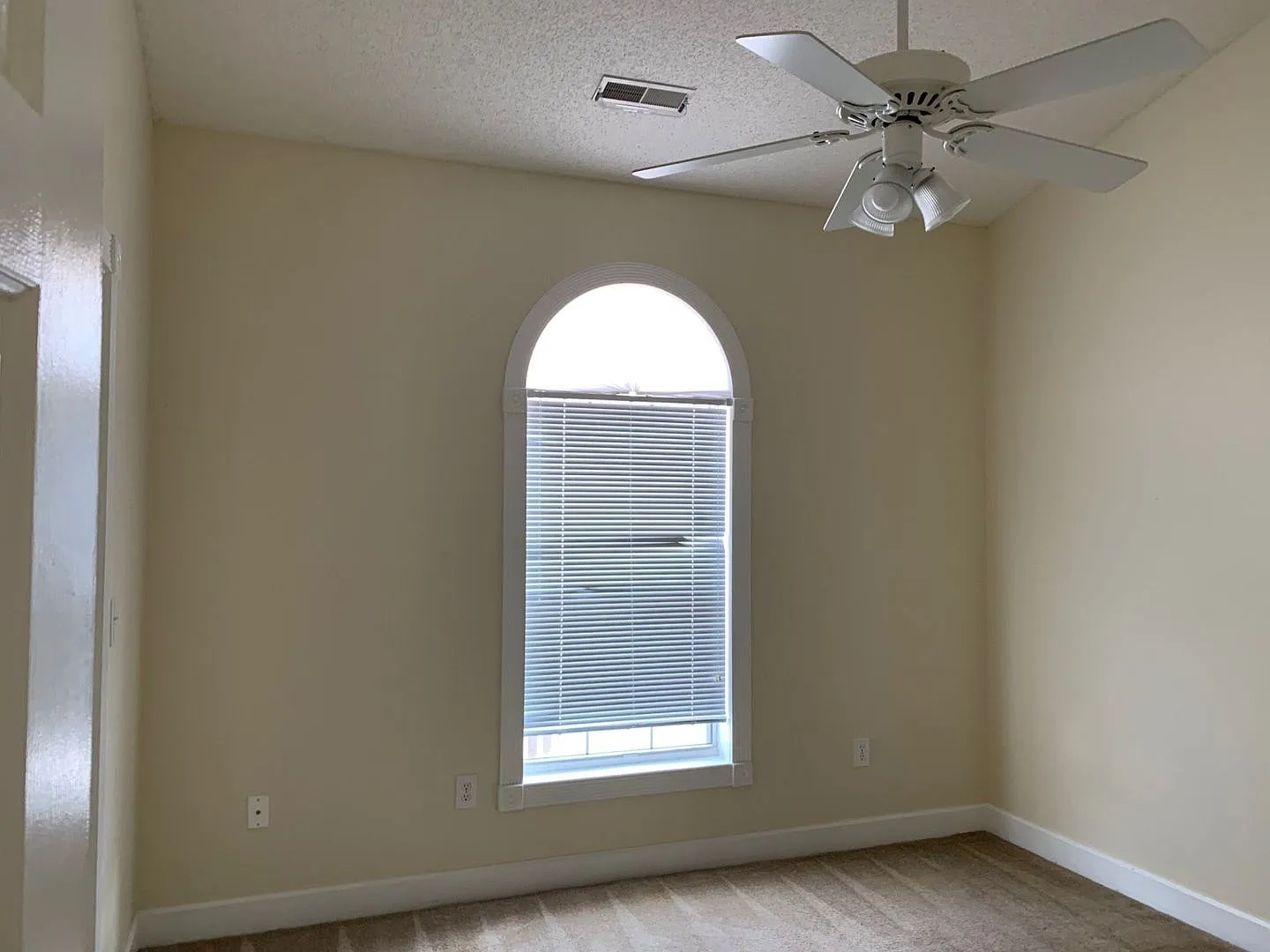 1 Bedroom 3rd Floor Condo in Myrtlewood — Photo 1