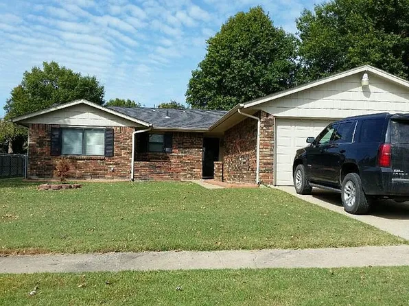 704 Barclay Rd, Muskogee, OK 74403