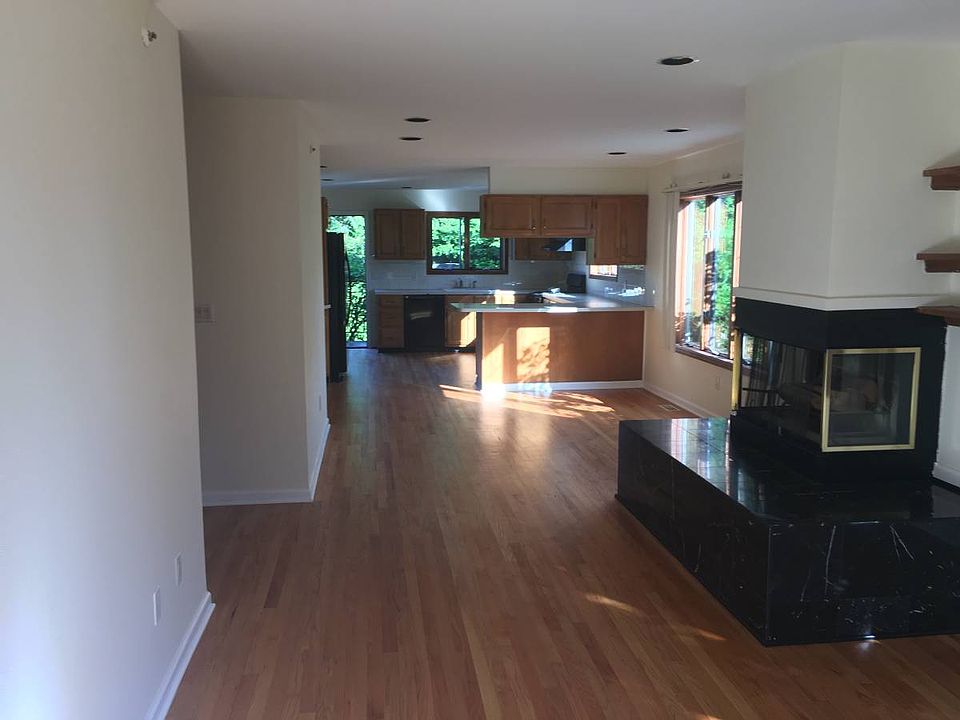 1st image of 135 Park Ave Floor 1