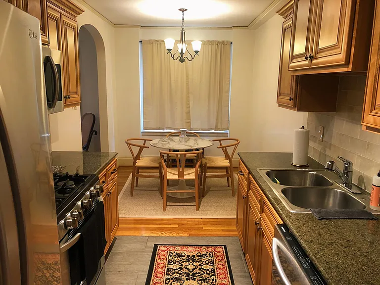 Elliott Apartments — Photo 11