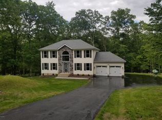 200 Locust Dr, Milford, PA 18337