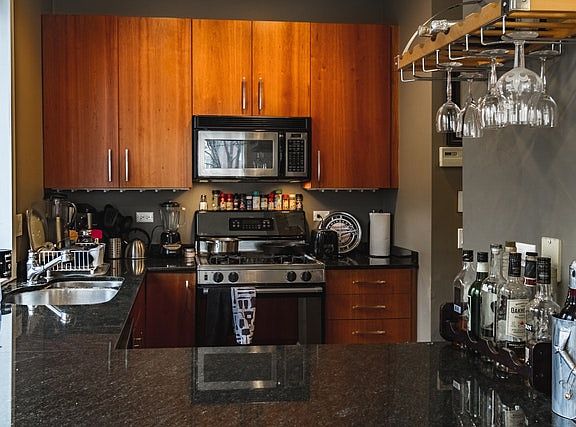 5th image of 902 N Wood St #1N