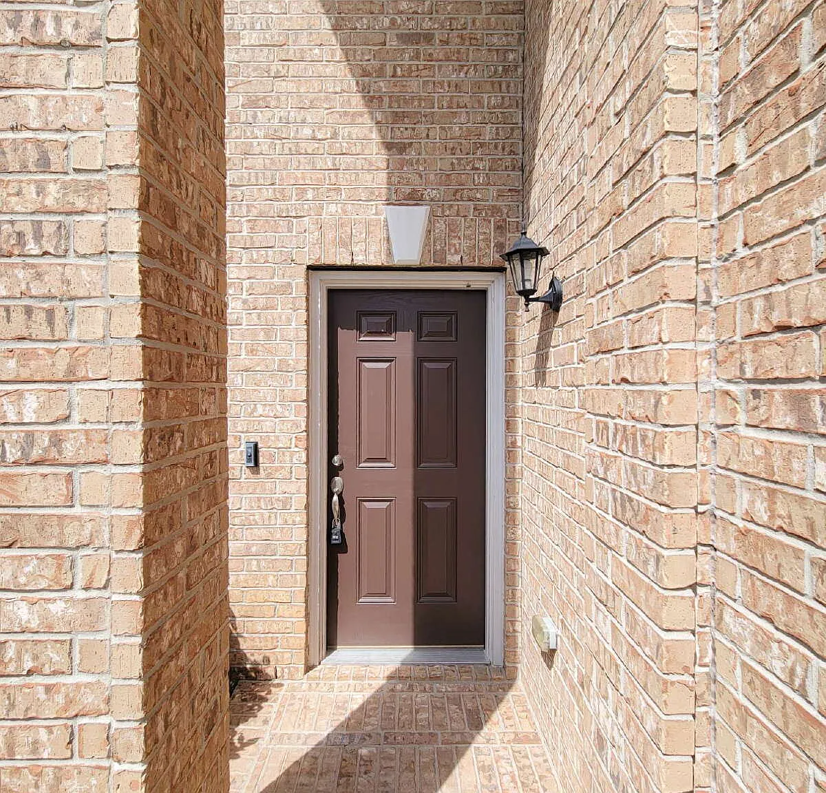3 bed, 2.5 bath, 1922 sqft, $2,050 — Photo 3
