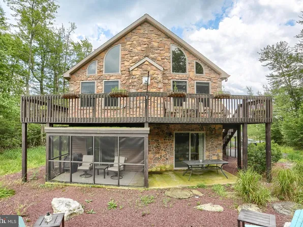 125 Pebble Beach Dr, Hazle Township, PA 18202