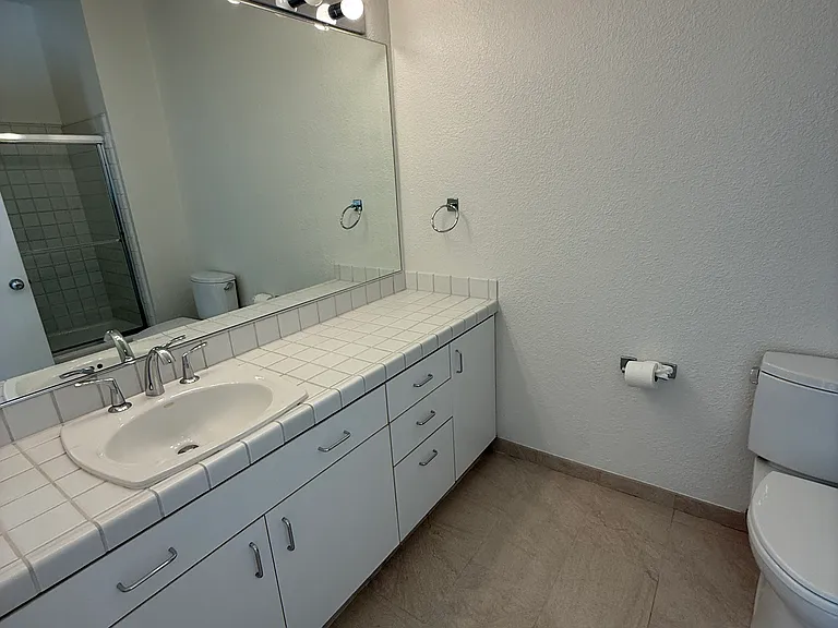 Upstairs guest bath with tub