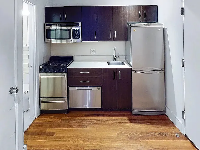 120 E 4th St #1A — Photo 2