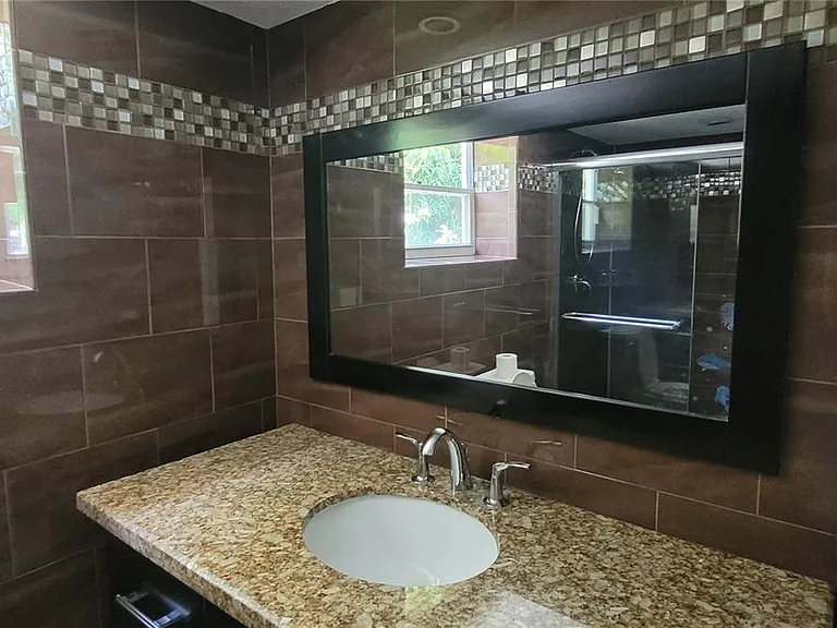 2304 NE 11th St #207 — Photo 18